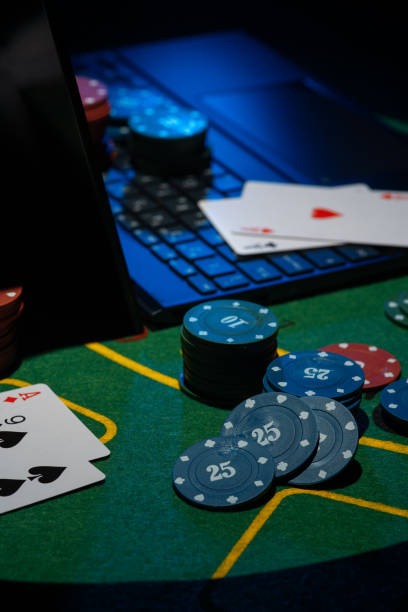 Live dealer blackjack table with Cash Out button visible on player screen